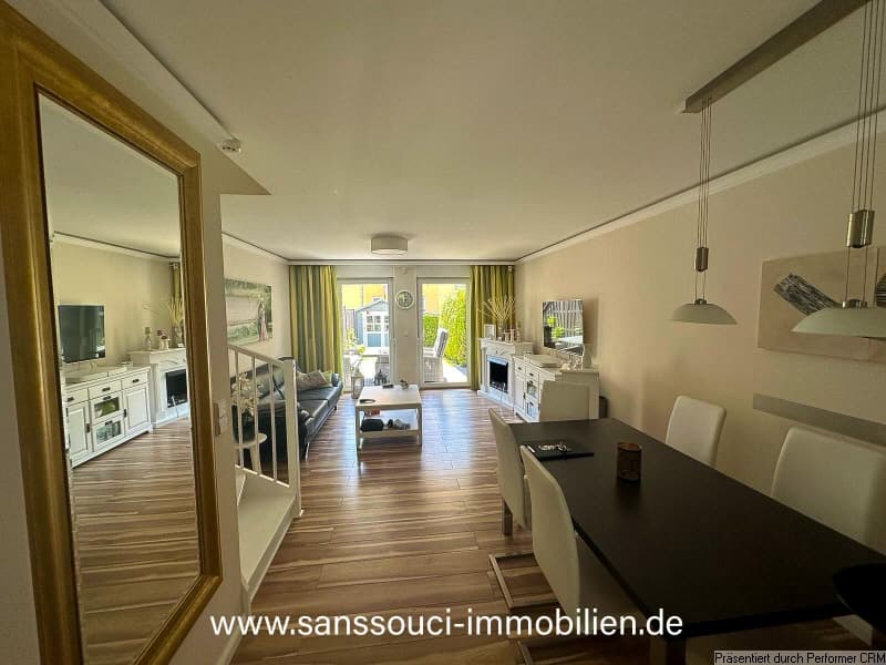 Blick aus der Küche in den Wohnbereich